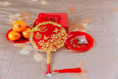 中国婚礼的配件。婚礼上，新娘的歌迷是代表善意的东西。汉文读作双喜，翻译为幸福，幸福倍增.