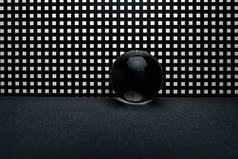 深色玻璃玩具球盖在正方形的黑色格子背景上.漂亮极了.