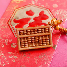 中国新年装饰品：桃木算盘，书法翻译：新年吉祥