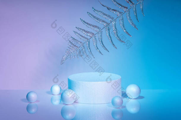 蓝<strong>粉色渐变</strong>背景白色圆柱形讲台，圣诞装饰
