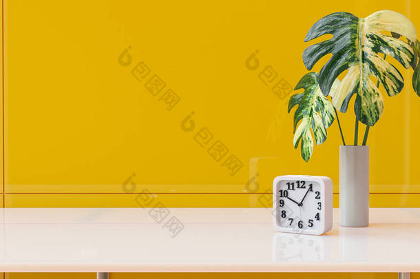 桌上有一个白色的正方形钟,上面有一棵美丽的树.在黄色的办公室。黄色的小号和复制空间为您的文字.商业概念，3D渲染.