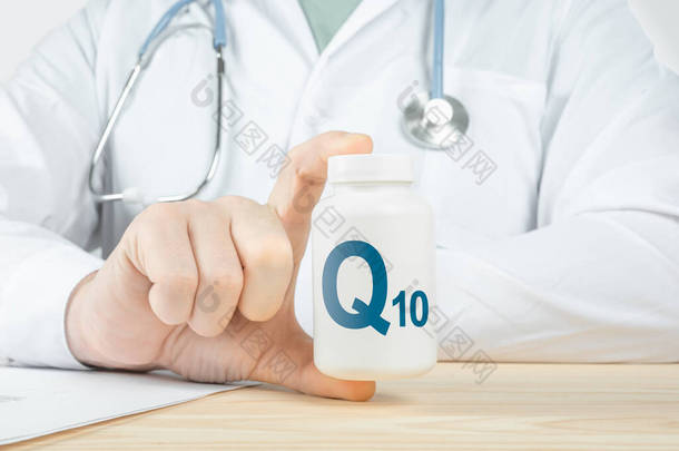 Q10，辅酶，COQ10对人类健康的补充。医生建议服用COQ10 。医生在谈论Q10的好处，铜。人类必需的维生素和矿物质。辅酶q10健康概念.
