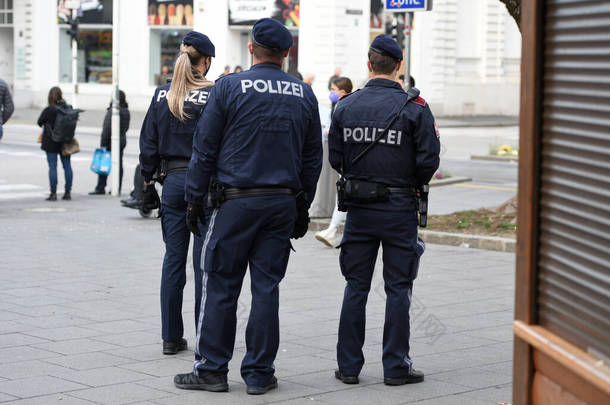 奥地利林茨和欧洲警方对未接种疫苗者实施的科罗纳宵禁检查