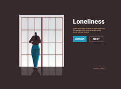 悲伤的女人沮丧的站在窗前的女孩孤独和孤独压抑障碍的问题