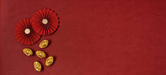 中国新年装饰比红色背景。传统的农历新年纸迷和金锭，文字代表着好运、繁荣、财富。平铺、俯瞰、横幅