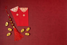 中国新年装饰。传统的农历新年红包，纸迷和金锭，文字代表着好运，繁荣，财富。平躺在地上，俯瞰四周