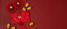 中国新年装饰比红色背景。传统的农历新年红包，纸迷和金锭，文字代表着好运，繁荣，财富。平铺、俯瞰、横幅