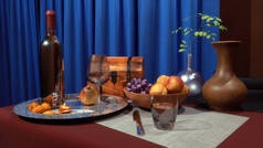 奢华的生活依然伴随着葡萄、水果和一瓶红葡萄酒，还有空杯子和深色窗帘背景的老式餐盘。浪漫或节日派对概念3D图解来自我的3D渲染.