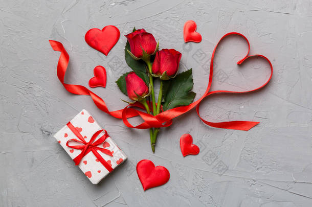 卡夫礼品盒，带有美丽的红丝带和玫瑰，情人节、<strong>结婚纪念</strong>日、母亲节和生日问候的概念，复制空间，顶部视图.