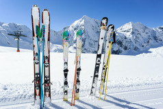 在滑雪道上滑雪季节、 山脉和滑雪设备