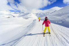 滑雪、 冬天，滑雪课-在滑雪道上滑雪者