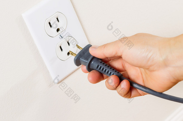 在墙上的插座中<strong>插入</strong>电源线插座