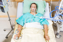 在医院休息的气管插管患者