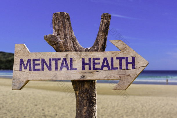 <strong>心理健康</strong>木标志与背景上海滩