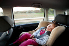 睡在儿童汽车座椅