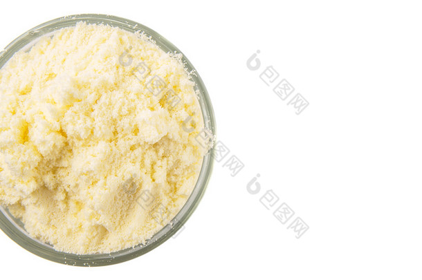 全脂奶油奶粉在一个白色的背景玻璃