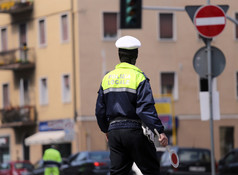 意大利警察穿着制服而阻塞交通与红