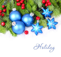 蓝色圣诞球，星星和蓬松分支的白色背景上的一棵圣诞树上的红色浆果。圣诞节背景以及放置文本的位置.