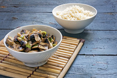 蘑菇蔬菜和米饭放在碗里的竹席和乡下人