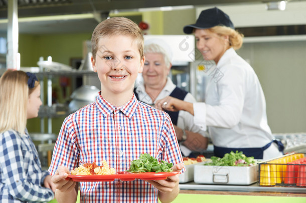 男学生与健康的午餐在<strong>学校食堂</strong>