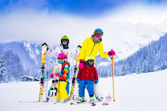 有孩子的家庭在冬天滑雪假期