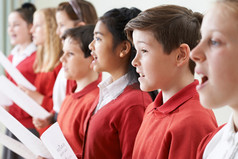 组的儿童在学校唱诗班唱歌