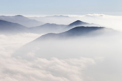雾中的山 silhouettes
