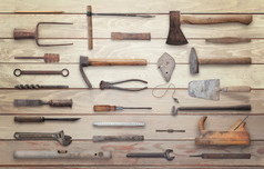 木制的桌子上的旧工具。传统的手工工具的工匠.