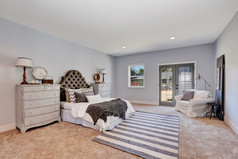 复古风格的卧室，柔和色调，复古家具