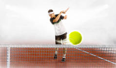 年轻男子手持网球拍和球训练时