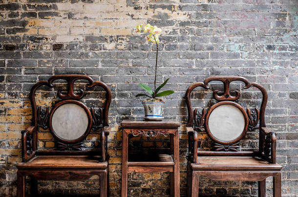 传统东方中国的传统建筑，木桌旁边，主持及装饰用美丽的兰花，在澳门，中国