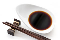 酱油的白色筷子的菜