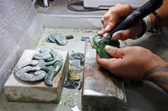 手中玉观赏绿色岩石雕刻在工作
