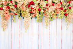美丽的花朵和波幕墙背景-婚礼现场.