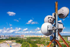 移动运营商用电视天线、卫星天线和微波触角对蓝天白云的电信设备