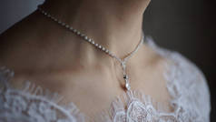 婚礼的手镯和项链。试穿饰品手链的女人。新娘的财宝。女人与珠宝。时尚首饰、 耳环、 手镯和项链的女孩