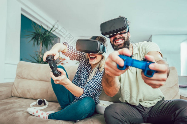 玩虚拟现实眼镜电子游戏的快乐朋友-年轻人在网上玩<strong>新技术</strong>游戏