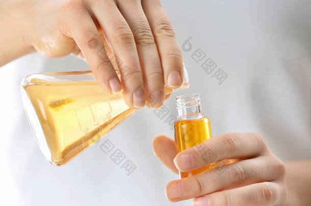 妇女倾吐香水油入玻璃瓶, 特写