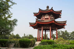 西安, 中国-2013年10月17日: 大佛塔的领土上的巨型大雁塔, 位于西安南部 (西安), 陕西省, 中国