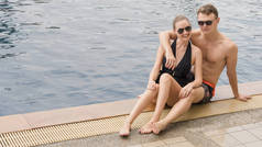 快乐的年轻夫妇在水中玩得开心。夏日、节日和爱情概念.