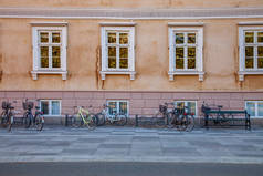 丹麦哥本哈根街道上的老房子附近停放着空板凳和自行车。