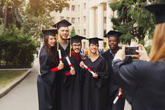 一组学生在毕业日拍照
