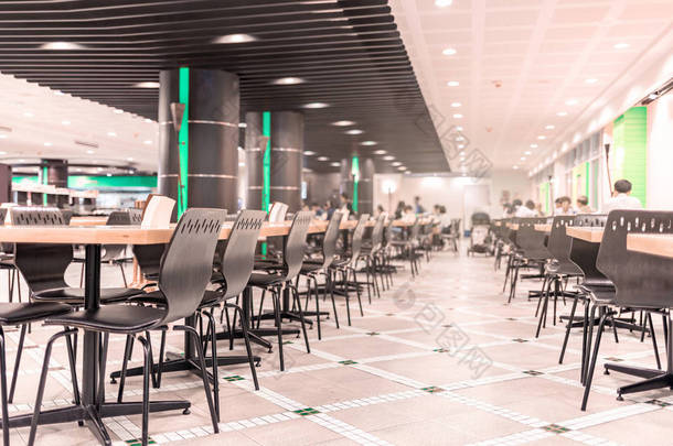 餐厅或食堂的现代内饰, 有椅子和桌子, 有选择的重点就餐室