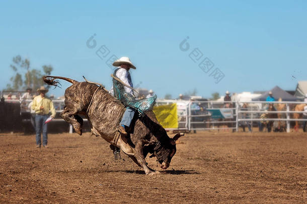 一个牛仔在一个国家牛仔<strong>竞技</strong>比<strong>赛</strong>中的公牛骑马活动
