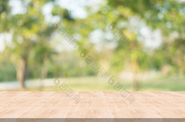 空木桌面上自然<strong>绿色</strong>模糊背景在花园, <strong>空间</strong>为蒙太奇展示产品