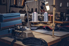 缝纫车间的裁缝桌面图片.