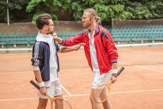 愤怒的运动员与木球拍冲突在网球场上