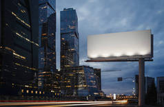 在摩天大楼旁边的暮色中的空白广告牌。3d 渲染