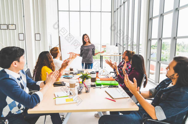 多民族的创意团队或商界同事在亚洲妇女<strong>领导</strong>的项目介绍会上拍手鼓掌。成功的团队合作, 现代的办公室工作, 或初创公司的理念