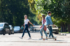 青少年学生横过马路的侧面图